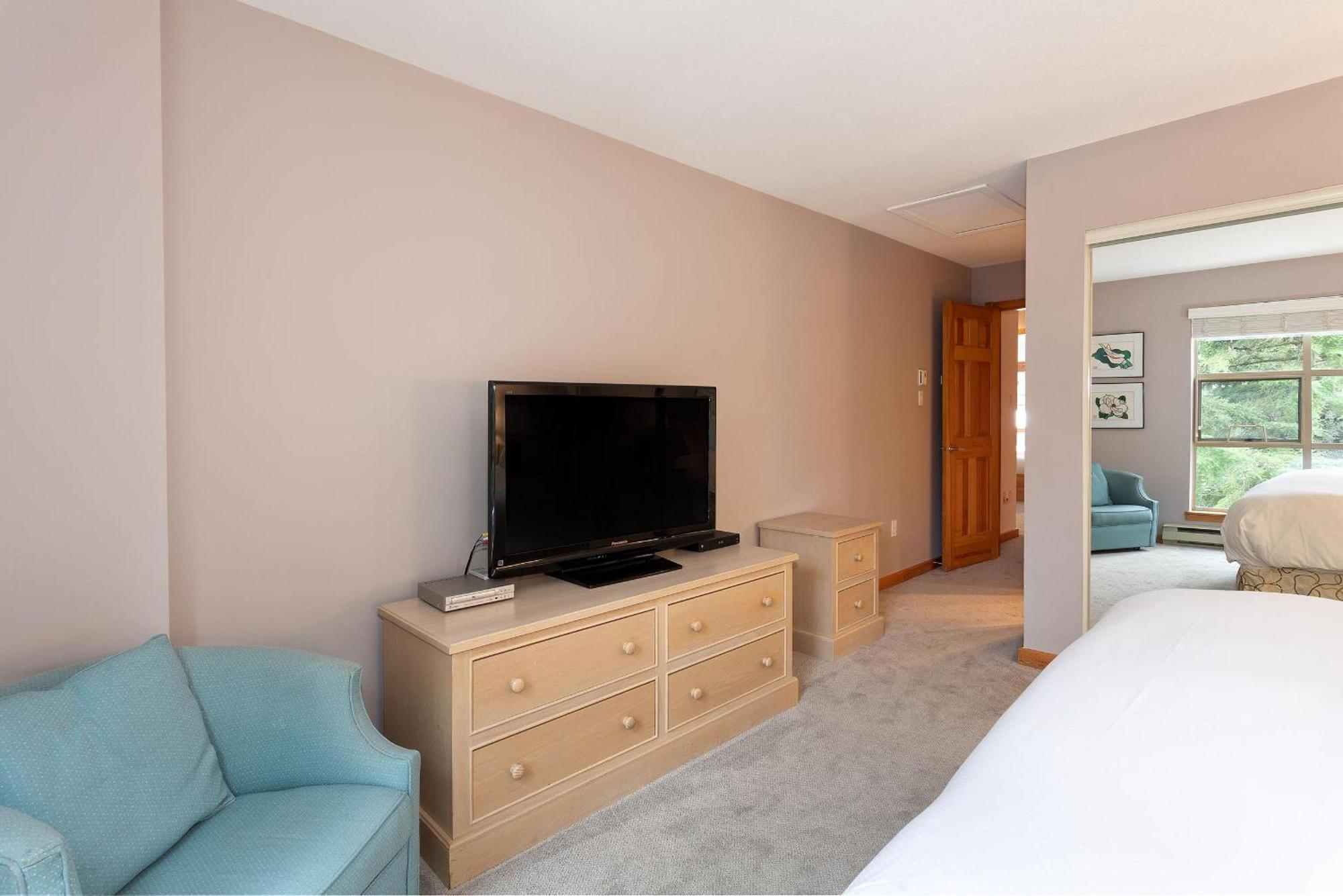 Forest Trails 9 - Walk Or Shuttle To Skiing, Fireplace, Private Garage, Free Parking *
