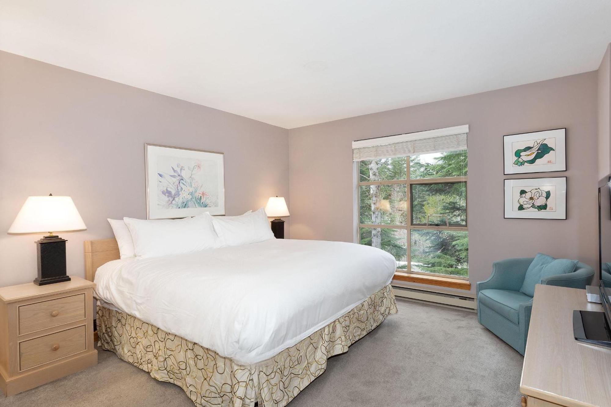 Forest Trails 9 - Walk Or Shuttle To Skiing, Fireplace, Private Garage, Free Parking Whistler
