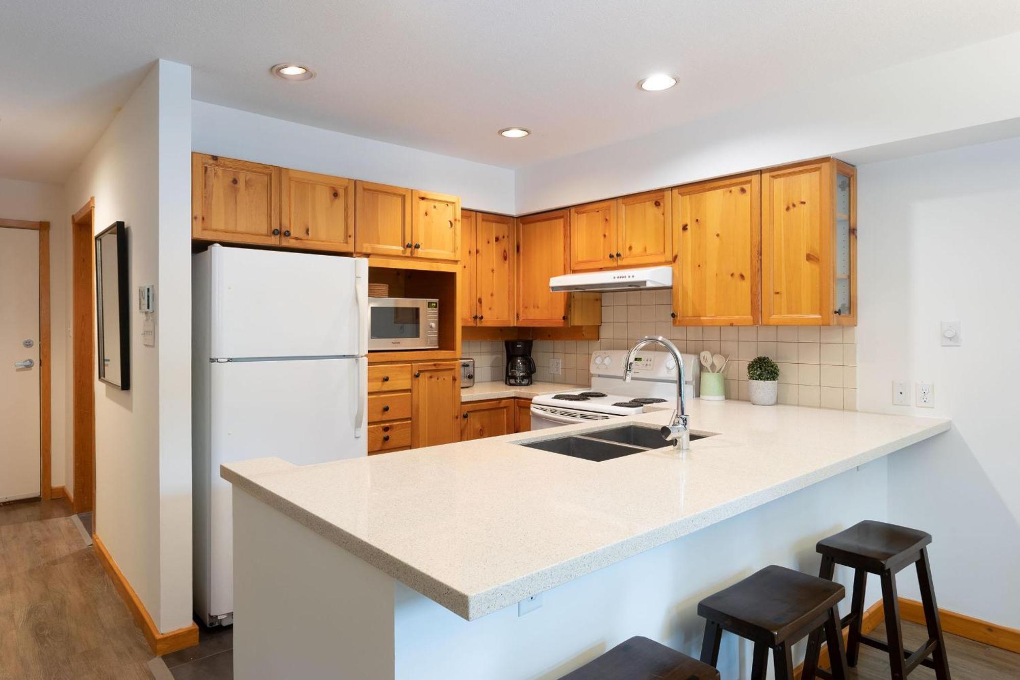 Forest Trails 9 - Walk Or Shuttle To Skiing, Fireplace, Private Garage, Free Parking Whistler